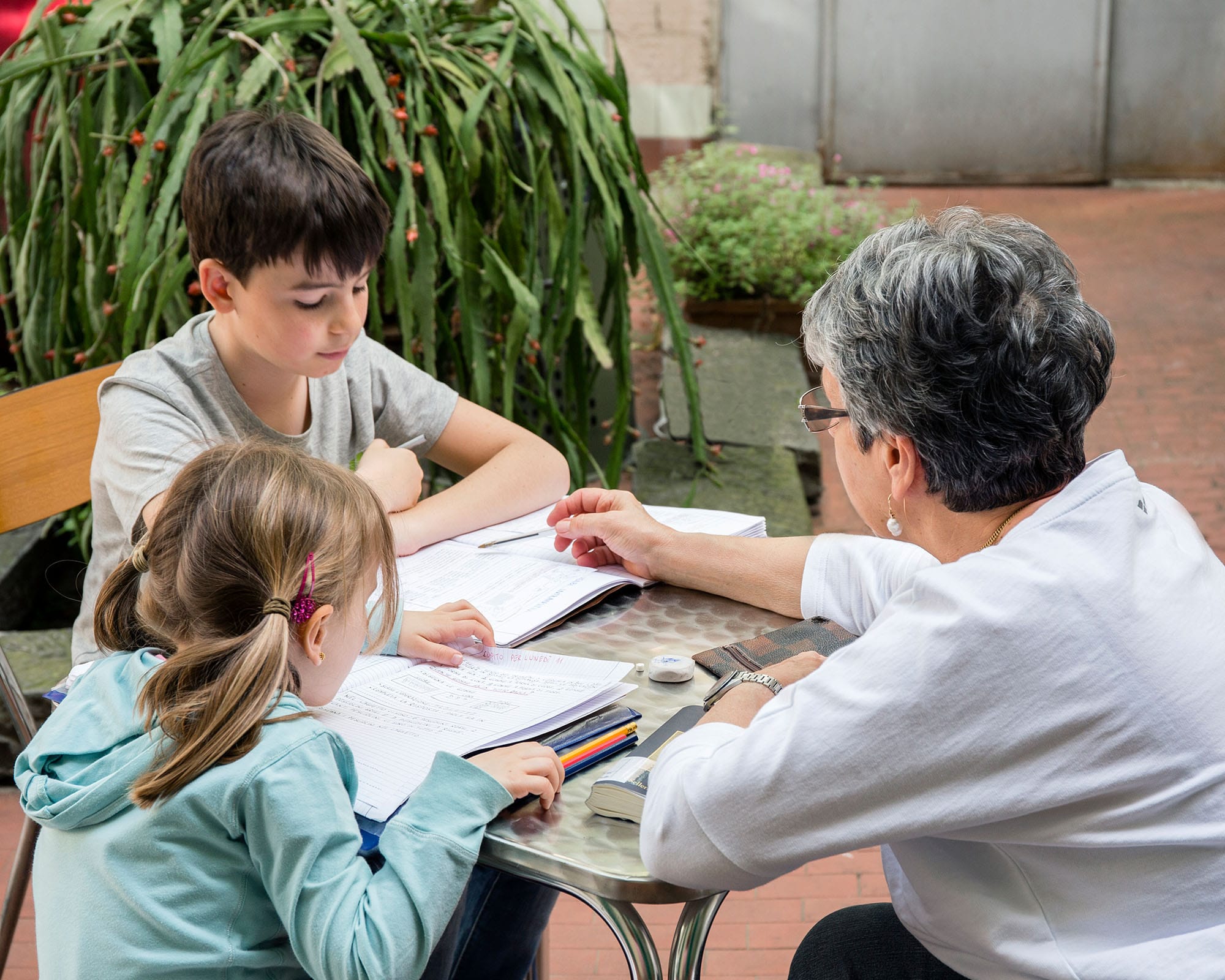 base_0006_senior-woman-and-grandchildren-at-cafe-table-point-2025-04-04-19-55-35-utc